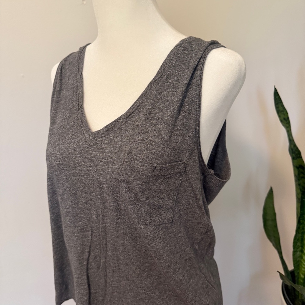 Madewell | V-neck Tank Top with Pocket Detail - Picture 2 of 9